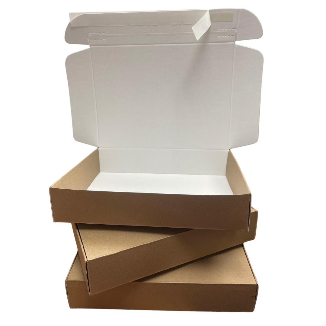 Trois boîtes pour le commerce électronique supperposées.