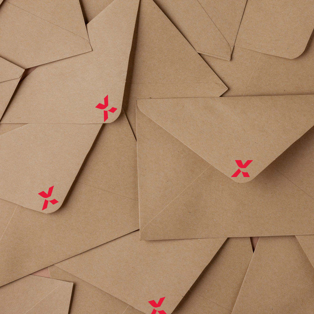 Des enveloppes superposées en kraft