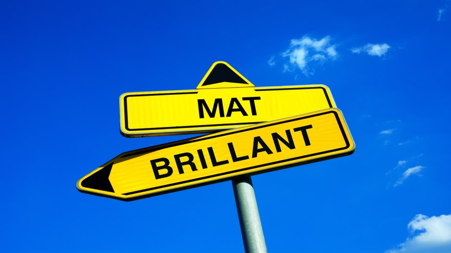 Deux panneaux de direction en jaune indiquant ''Matte'' et ''Brillant'' dans deux directions