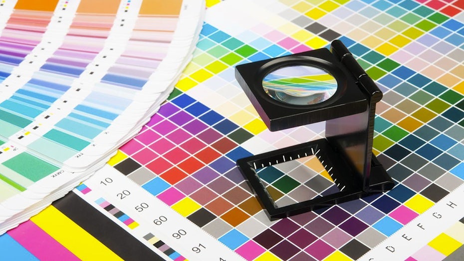 Un nuancier avec une lentille