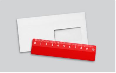 Une enveloppe à fenêtre avec une règle rouge