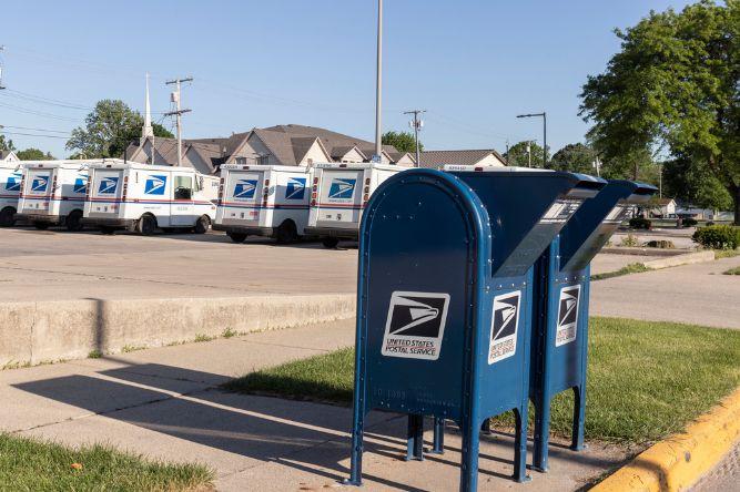 Une photo d'un parking avec des camionnettes USP