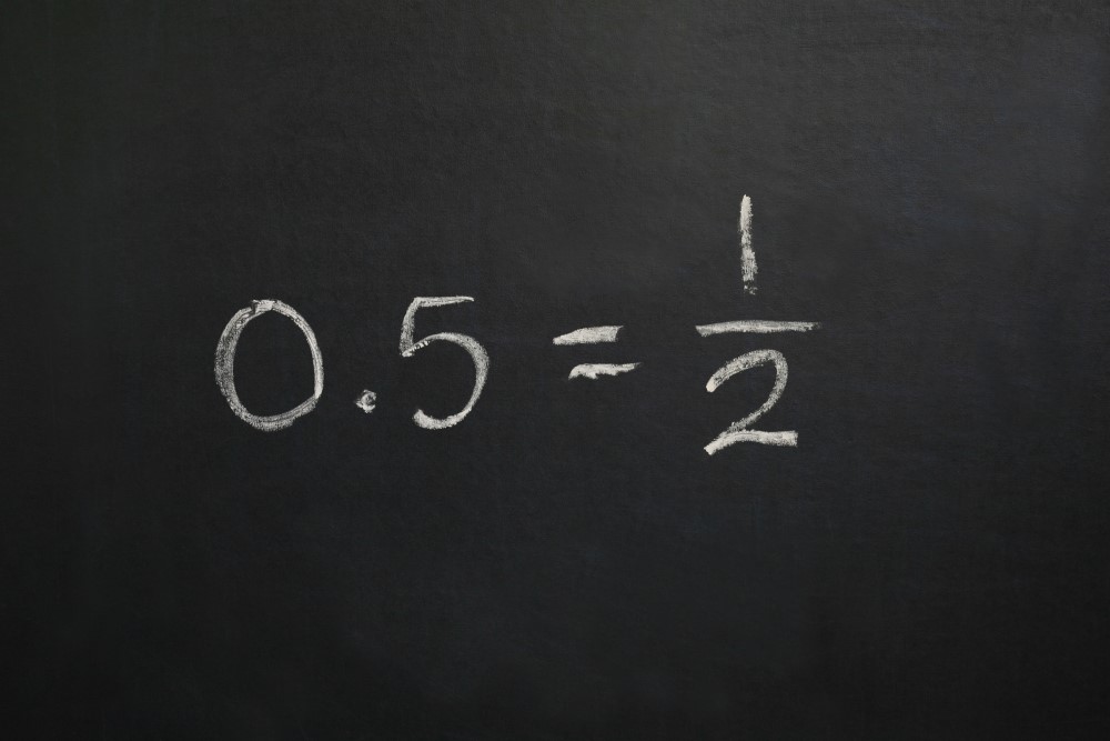 Decimales en fractions sur un tableau noir