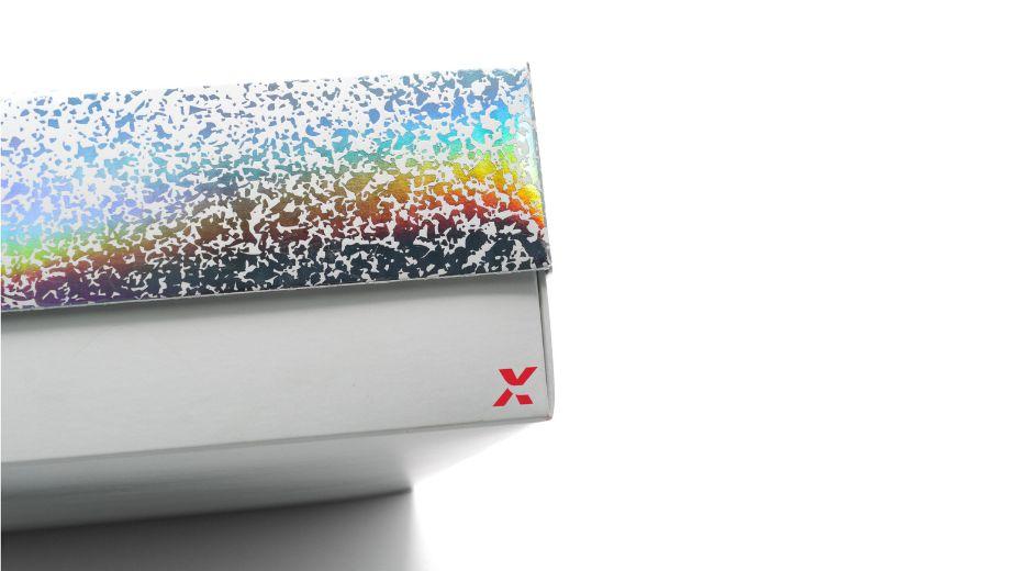 Boîte avec couvercle avec effet holographique