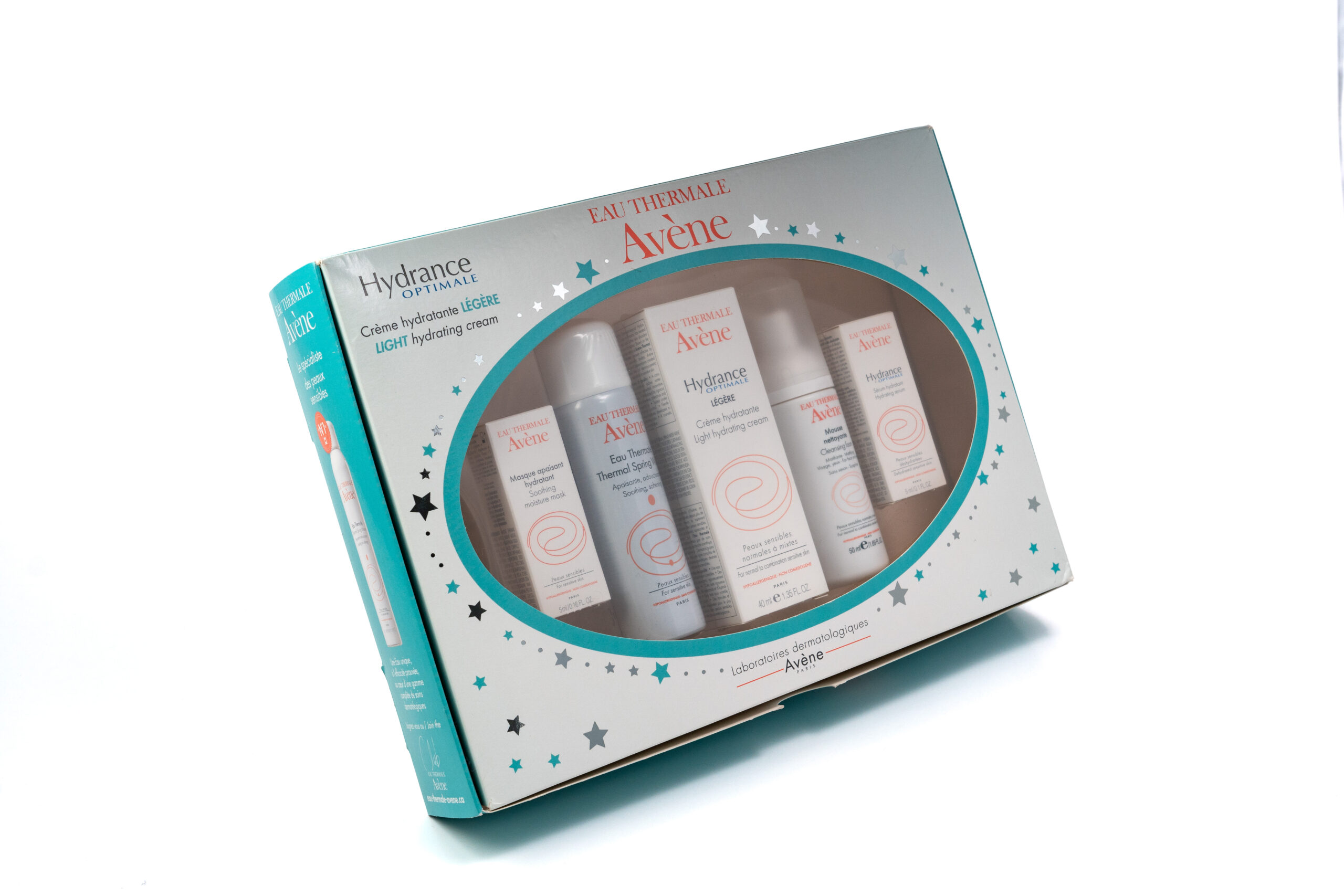 Un kit de produits cosmétiques dans une boîte pliante avec fenêtre sous forme de cercle.