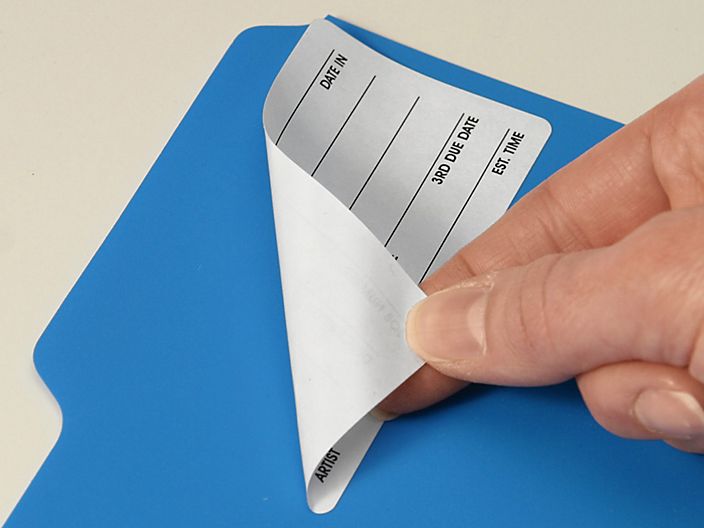 Une main enlevant une étiquette Semi-brillante - Amovible