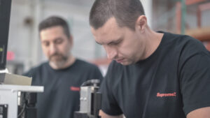 Un employé de SupremeX en train d'effecruer le contrôle de qualité de l'un de nos produits.