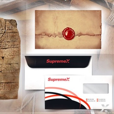Une image qui regroupe une enveloppe antique, une table antique, et deux enveloppes avec le branding SupremeX.