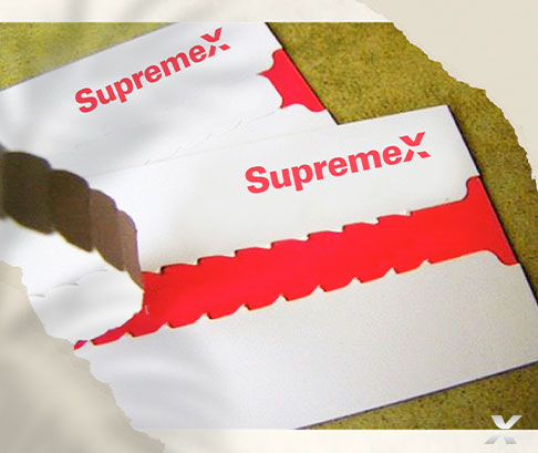 Deux enveloppes en blanc et rouge avec le logo SupremeX, avec une ouverture a file de déchirure.