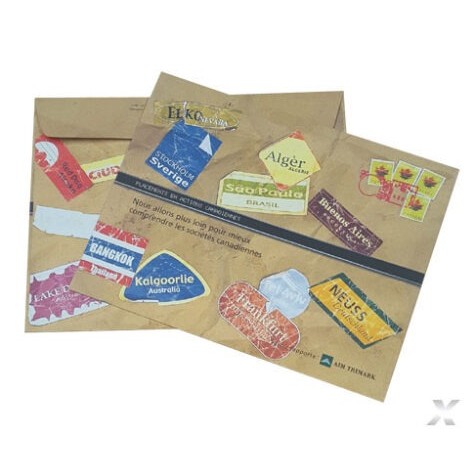 Deux enveloppes personnalisées en Kraft avec un style de stickers vintage imprimés dessus.