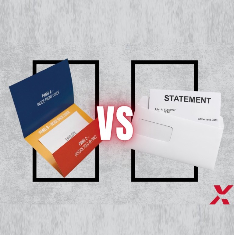 Comparaison côte à côte de deux formats de publipostage : à gauche, un publipostage autoportant coloré avec des panneaux étiquetés (panneaux A, B et C) ; à droite, une enveloppe blanche traditionnelle contenant un relevé imprimé partiellement inséré. Un « VS » en gras et lumineux est centré entre les deux formats pour marquer l'opposition. Le logo SupremeX apparaît dans le coin inférieur droit.