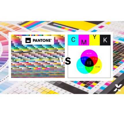 Image comparant les systèmes de couleurs Pantone et CMYK. À gauche, une grille de couleurs Pantone montre une large gamme de teintes normalisées. À droite, le modèle CMYK présente des cercles se chevauchant de cyan, magenta, jaune et noir illustrant le mélange des couleurs. Les lettres « C M Y K » apparaissent dans leurs couleurs respectives au-dessus du diagramme, avec « VS » au centre séparant les deux sections. En arrière-plan, on aperçoit des échantillons et bandes de test d’impression, symbolisant la précision des couleurs en impression.